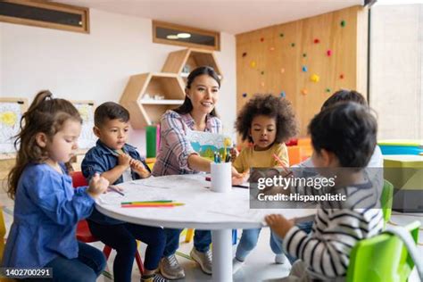Bambini che colorano insieme in età prescolare