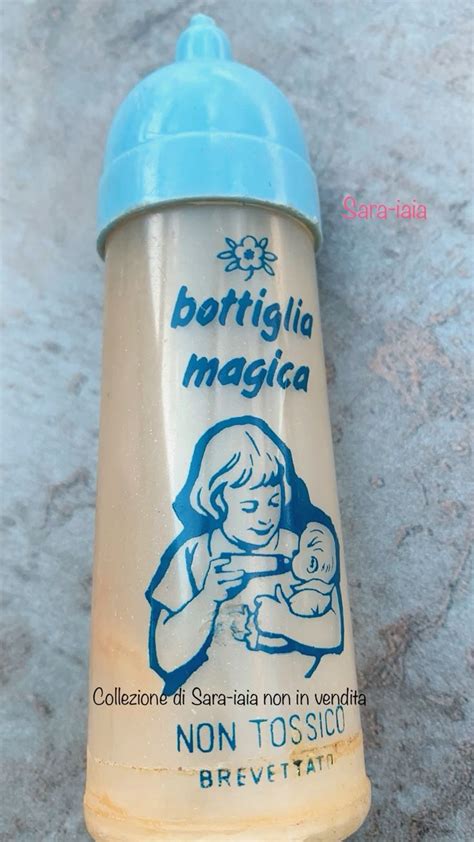 Biberon magico anni 80 in plastica colorata su sfondo vintage