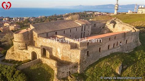 Veduta panoramica del Castello di Tutino immerso nel contesto del borgo salentino