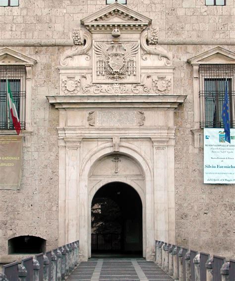 Dettaglio del portale d'ingresso con lo stemma nobiliare dei Trani