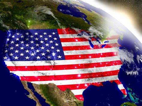 Donna incinta in abiti degli anni '50 negli Stati Uniti