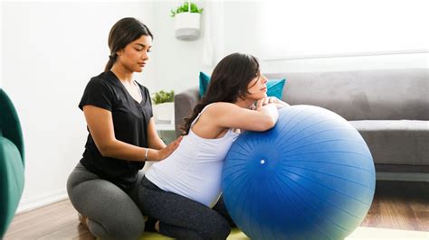 Coppia insieme durante una lezione di corso preparto