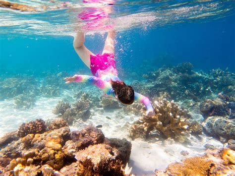 Bambino che fa snorkeling con muta e maschera