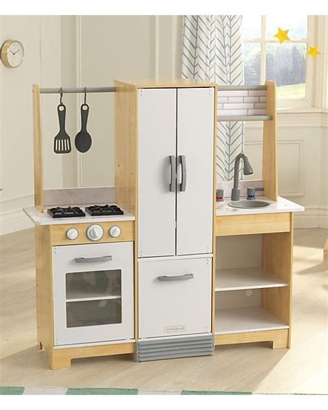 Bambino che gioca con una cucina giocattolo KidKraft