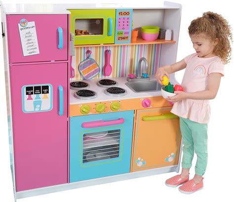 Dettaglio della costruzione di una cucina KidKraft