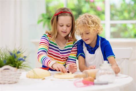 Bambini che cucinano in una cucina giocattolo