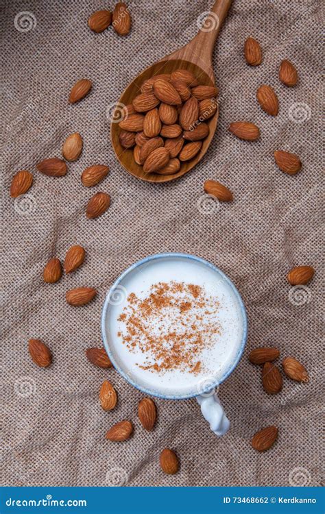 Tazza di latte di mandorla con mandorle