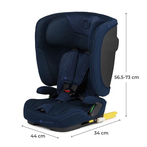 bambino correttamente allacciato in un seggiolino auto conforme