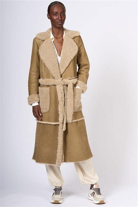 Dettaglio della trama di un cappotto in shearling beige per bambina