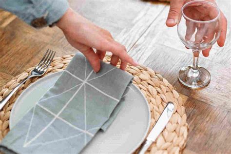 Esempio di set per la pappa con piatti e posate ergonomiche
