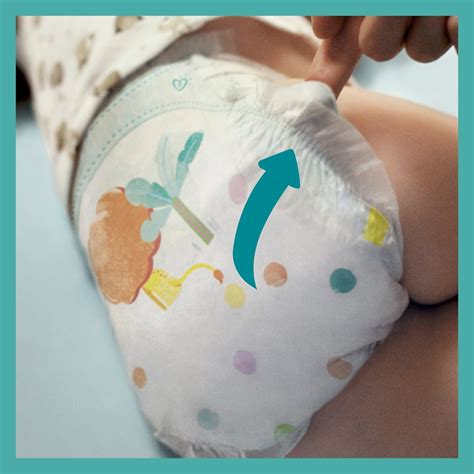 illustrazione che mostra un bambino felice che gioca con un pannolino Pampers Baby Dry