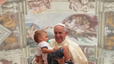 Papa Francesco battezza un bambino nella Cappella Sistina