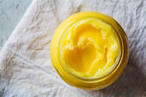 Ghee in contenitore di vetro