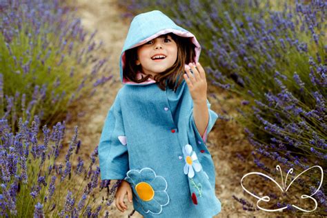 Bambina che indossa una mantellina colorata al parco