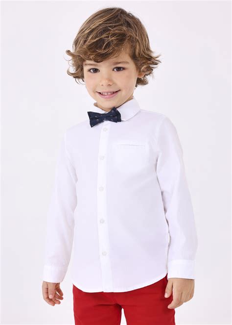Bambino con papillon colorato e camicia