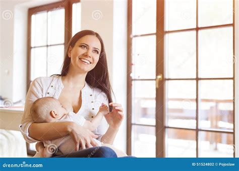 Madre allatta al seno il suo bambino