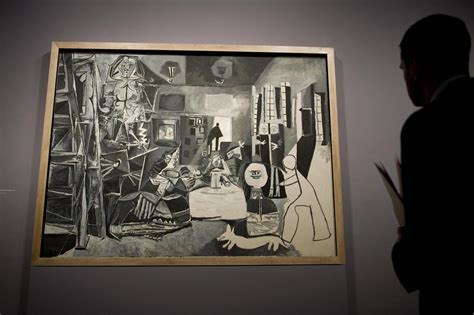 Pablo Picasso nel suo atelier circondato da sculture e oggetti di uso quotidiano