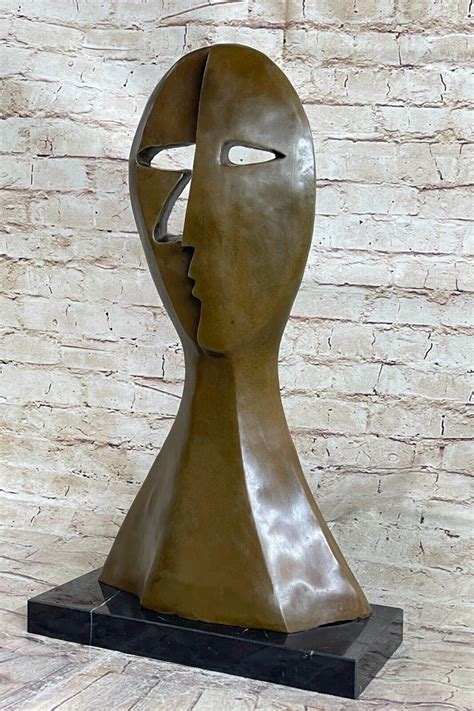 Dettaglio della scultura Donna incinta di Picasso