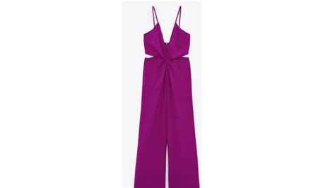Dettaglio di un nodo centrale e cut-out su una tuta elegante color magenta