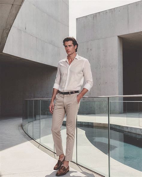 Donna con pantaloni a sigaretta beige e camicia bianca