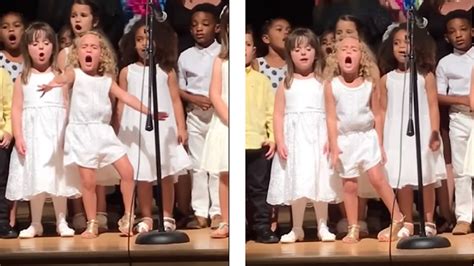 bambini dell'asilo che cantano durante una recita scolastica