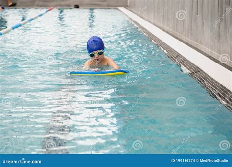 Bambino felice che nuota in piscina con un genitore