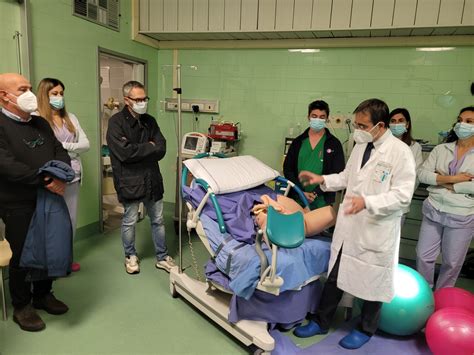 Team medico durante un'emergenza ostetrica
