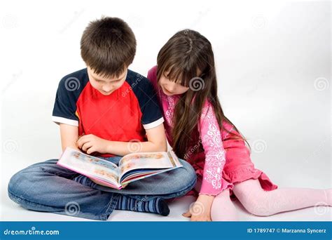 Bambini che leggono filastrocche