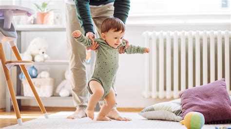 Piedino di neonato che muove i primi passi