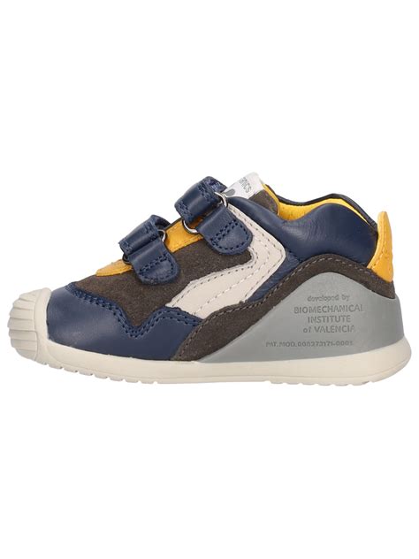 Interno di una scarpa da bambino morbida