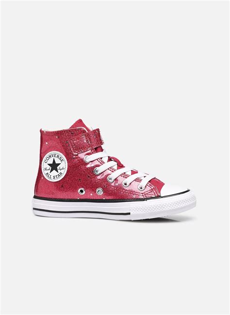 Bambina con Converse colorate