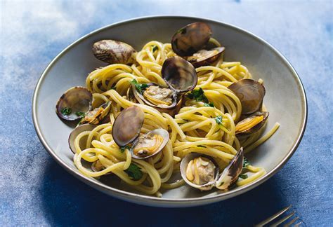 Piatto di vongole fumanti in salsa