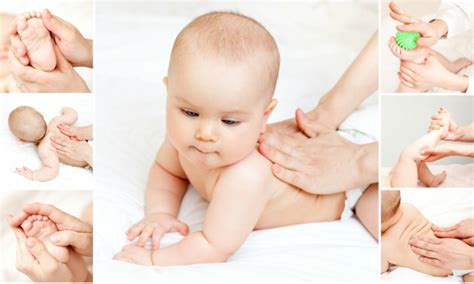 Genitori che praticano il massaggio infantile con il loro neonato