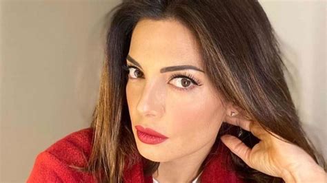 Ritratto fotografico di Alessia Mancini che riflette la sua carriera televisiva