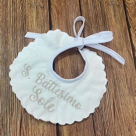 Ricamo personalizzato su bavaglino da battesimo