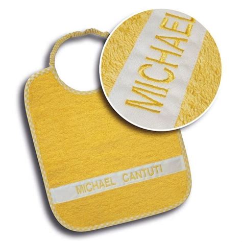 Bambino con bavaglino colorato