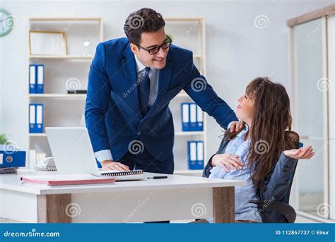 donna incinta in ufficio