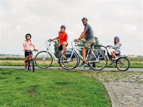Famiglia in bici durante una pausa in un parco