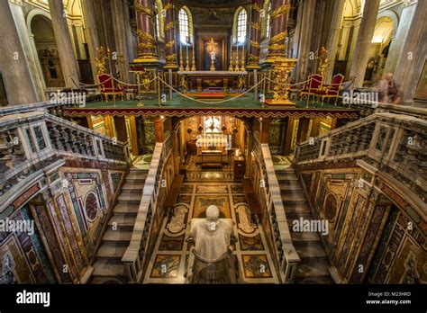veduta interna della Basilica di Santa Maria Maggiore con l'altare della Confessione