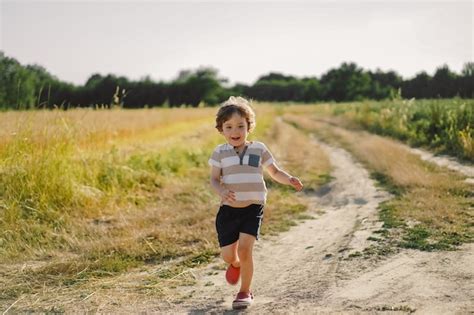 Bambino che corre su un prato con colori vivaci