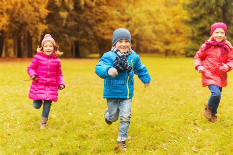 Bambini che giocano e corrono all'aperto