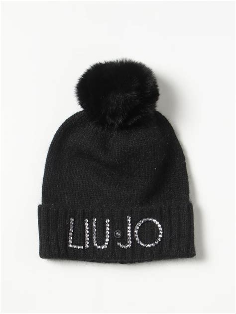 Bambina che indossa un elegante cappello Liu Jo in un contesto primaverile