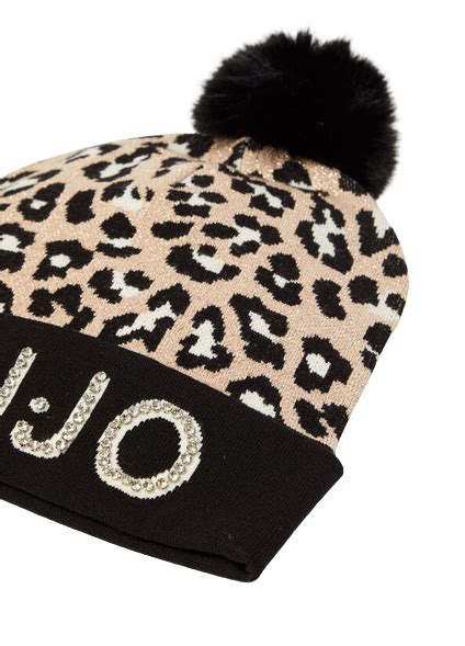 Dettaglio di un cappello Liu Jo con logo e finiture sartoriali