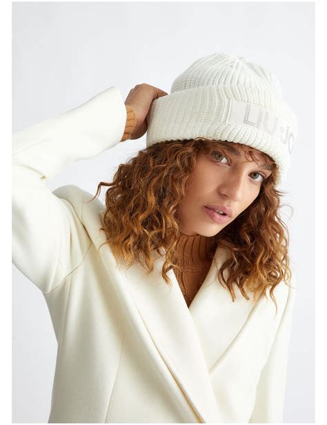 Bambina che indossa un cappello Liu Jo, inquadratura artistica che ne esalta il design