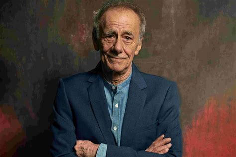 Ritratto di Roberto Vecchioni in un momento di riflessione