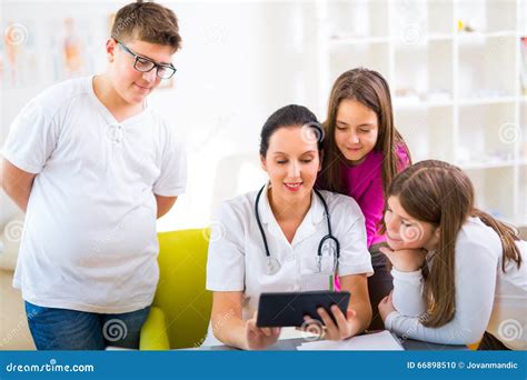 Famiglia e medico che discutono sullo sviluppo del bambino