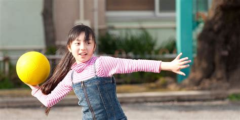 Bambino che lancia una pallina senza mirare