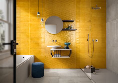 Un'immagine illustrante un bagno scolastico moderno con design colorato e a misura di bambino.