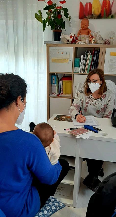 Pediatra che parla con i genitori sullo svezzamento