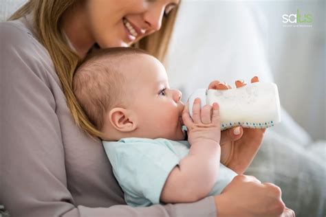 Bambino che viene allattato con un biberon MAM